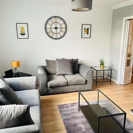 Wolverhampton Large 3 Bedrooms 5 Bed House Perfect For Short & Long Stays Contractors Business Nhs Insurance 1 Bathroom And Separate Wc Private Garden Driveway For 2 Large Vehicles Close To City Centre M6 M54 And Walsall Willenhall Cannock Property المظهر الخارجي الصورة