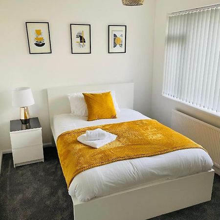 Wolverhampton Large 3 Bedrooms 5 Bed House Perfect For Short & Long Stays Contractors Business Nhs Insurance 1 Bathroom And Separate Wc Private Garden Driveway For 2 Large Vehicles Close To City Centre M6 M54 And Walsall Willenhall Cannock Property المظهر الخارجي الصورة