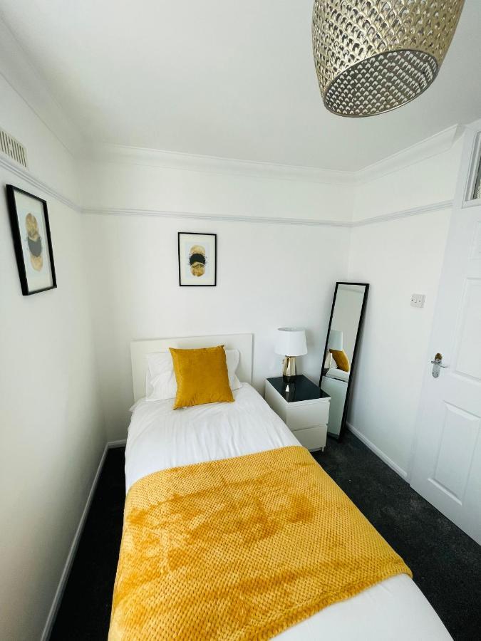 Wolverhampton Large 3 Bedrooms 5 Bed House Perfect For Short & Long Stays Contractors Business Nhs Insurance 1 Bathroom And Separate Wc Private Garden Driveway For 2 Large Vehicles Close To City Centre M6 M54 And Walsall Willenhall Cannock Property المظهر الخارجي الصورة