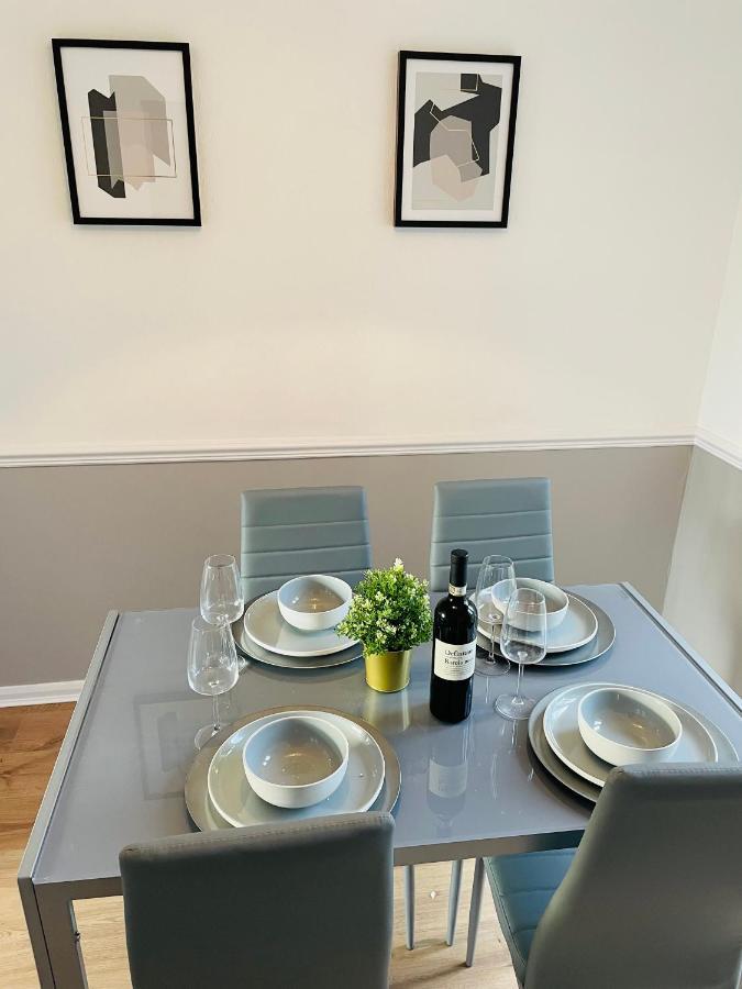 Wolverhampton Large 3 Bedrooms 5 Bed House Perfect For Short & Long Stays Contractors Business Nhs Insurance 1 Bathroom And Separate Wc Private Garden Driveway For 2 Large Vehicles Close To City Centre M6 M54 And Walsall Willenhall Cannock Property المظهر الخارجي الصورة