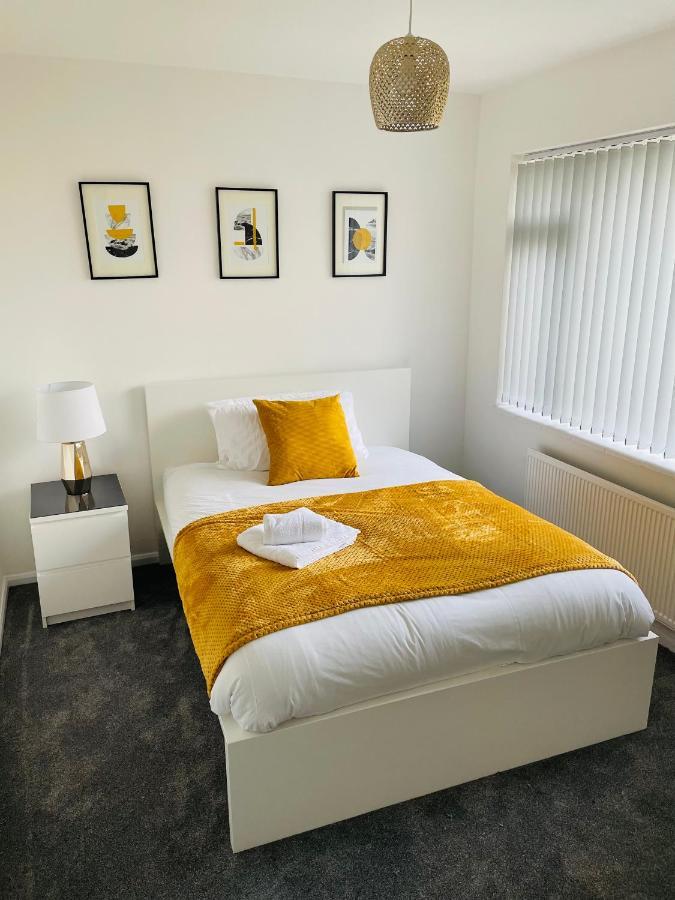 Wolverhampton Large 3 Bedrooms 5 Bed House Perfect For Short & Long Stays Contractors Business Nhs Insurance 1 Bathroom And Separate Wc Private Garden Driveway For 2 Large Vehicles Close To City Centre M6 M54 And Walsall Willenhall Cannock Property المظهر الخارجي الصورة