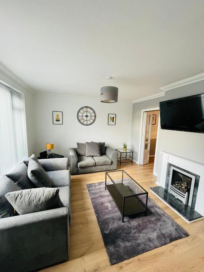 Wolverhampton Large 3 Bedrooms 5 Bed House Perfect For Short & Long Stays Contractors Business Nhs Insurance 1 Bathroom And Separate Wc Private Garden Driveway For 2 Large Vehicles Close To City Centre M6 M54 And Walsall Willenhall Cannock Property المظهر الخارجي الصورة