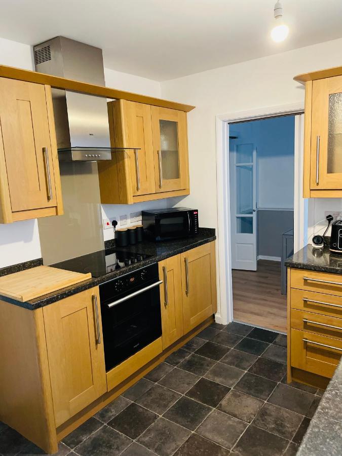 Wolverhampton Large 3 Bedrooms 5 Bed House Perfect For Short & Long Stays Contractors Business Nhs Insurance 1 Bathroom And Separate Wc Private Garden Driveway For 2 Large Vehicles Close To City Centre M6 M54 And Walsall Willenhall Cannock Property المظهر الخارجي الصورة