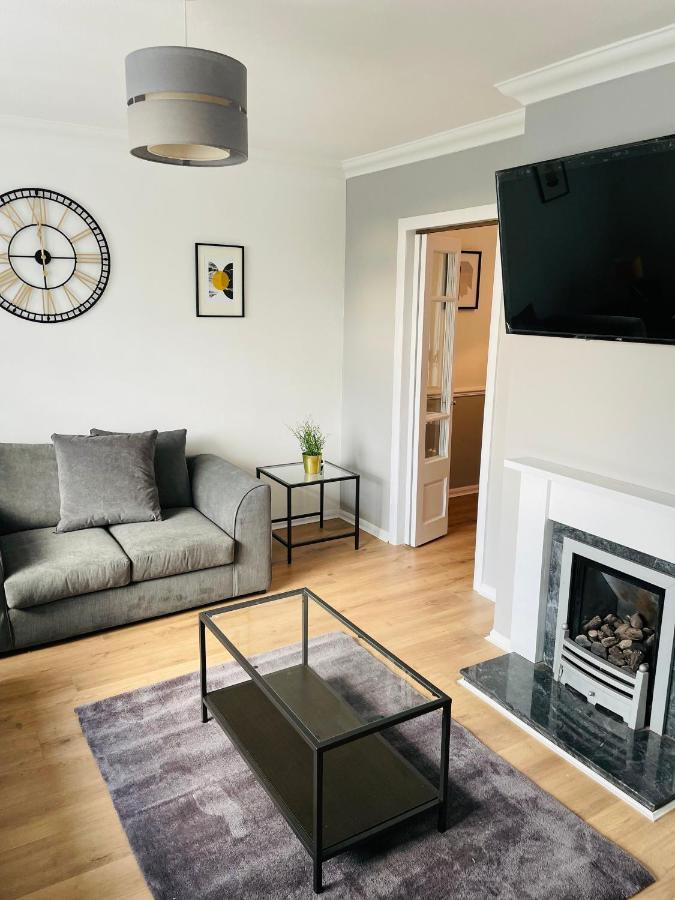 Wolverhampton Large 3 Bedrooms 5 Bed House Perfect For Short & Long Stays Contractors Business Nhs Insurance 1 Bathroom And Separate Wc Private Garden Driveway For 2 Large Vehicles Close To City Centre M6 M54 And Walsall Willenhall Cannock Property المظهر الخارجي الصورة