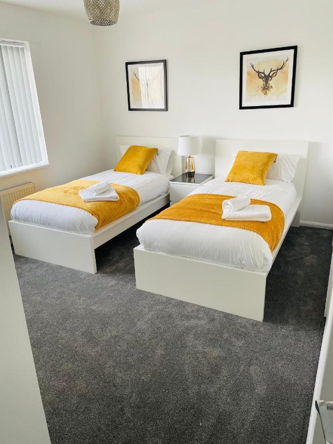Wolverhampton Large 3 Bedrooms 5 Bed House Perfect For Short & Long Stays Contractors Business Nhs Insurance 1 Bathroom And Separate Wc Private Garden Driveway For 2 Large Vehicles Close To City Centre M6 M54 And Walsall Willenhall Cannock Property المظهر الخارجي الصورة