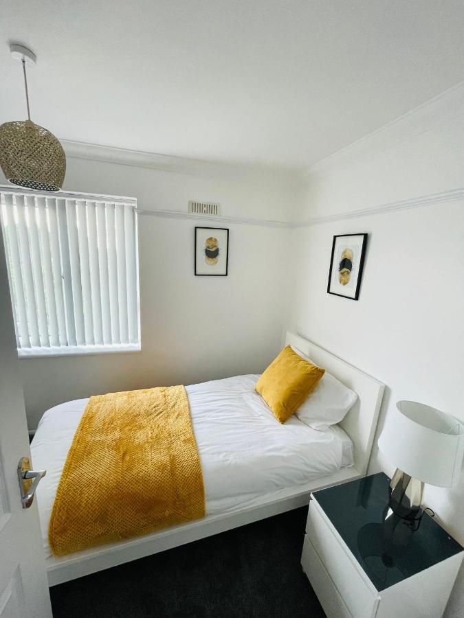 Wolverhampton Large 3 Bedrooms 5 Bed House Perfect For Short & Long Stays Contractors Business Nhs Insurance 1 Bathroom And Separate Wc Private Garden Driveway For 2 Large Vehicles Close To City Centre M6 M54 And Walsall Willenhall Cannock Property المظهر الخارجي الصورة