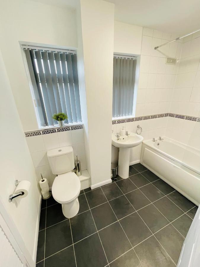 Wolverhampton Large 3 Bedrooms 5 Bed House Perfect For Short & Long Stays Contractors Business Nhs Insurance 1 Bathroom And Separate Wc Private Garden Driveway For 2 Large Vehicles Close To City Centre M6 M54 And Walsall Willenhall Cannock Property المظهر الخارجي الصورة