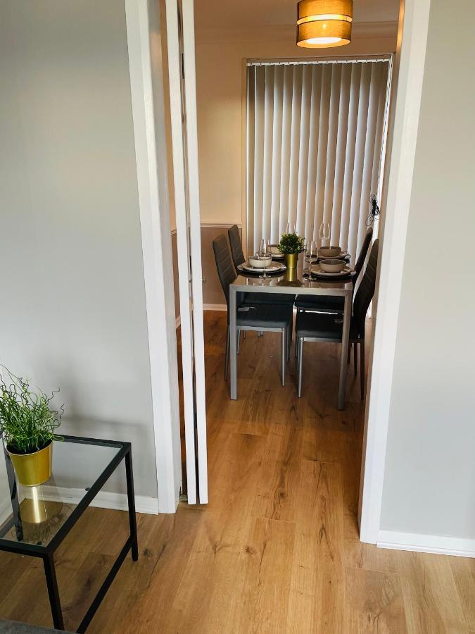 Wolverhampton Large 3 Bedrooms 5 Bed House Perfect For Short & Long Stays Contractors Business Nhs Insurance 1 Bathroom And Separate Wc Private Garden Driveway For 2 Large Vehicles Close To City Centre M6 M54 And Walsall Willenhall Cannock Property المظهر الخارجي الصورة