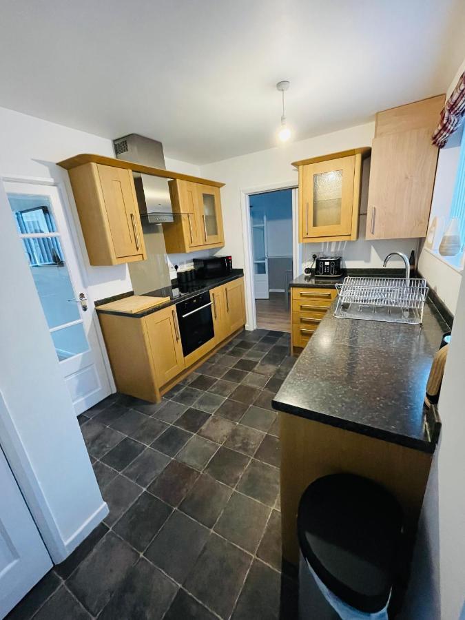 Wolverhampton Large 3 Bedrooms 5 Bed House Perfect For Short & Long Stays Contractors Business Nhs Insurance 1 Bathroom And Separate Wc Private Garden Driveway For 2 Large Vehicles Close To City Centre M6 M54 And Walsall Willenhall Cannock Property المظهر الخارجي الصورة