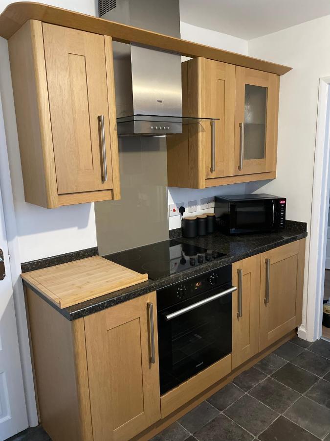 Wolverhampton Large 3 Bedrooms 5 Bed House Perfect For Short & Long Stays Contractors Business Nhs Insurance 1 Bathroom And Separate Wc Private Garden Driveway For 2 Large Vehicles Close To City Centre M6 M54 And Walsall Willenhall Cannock Property المظهر الخارجي الصورة